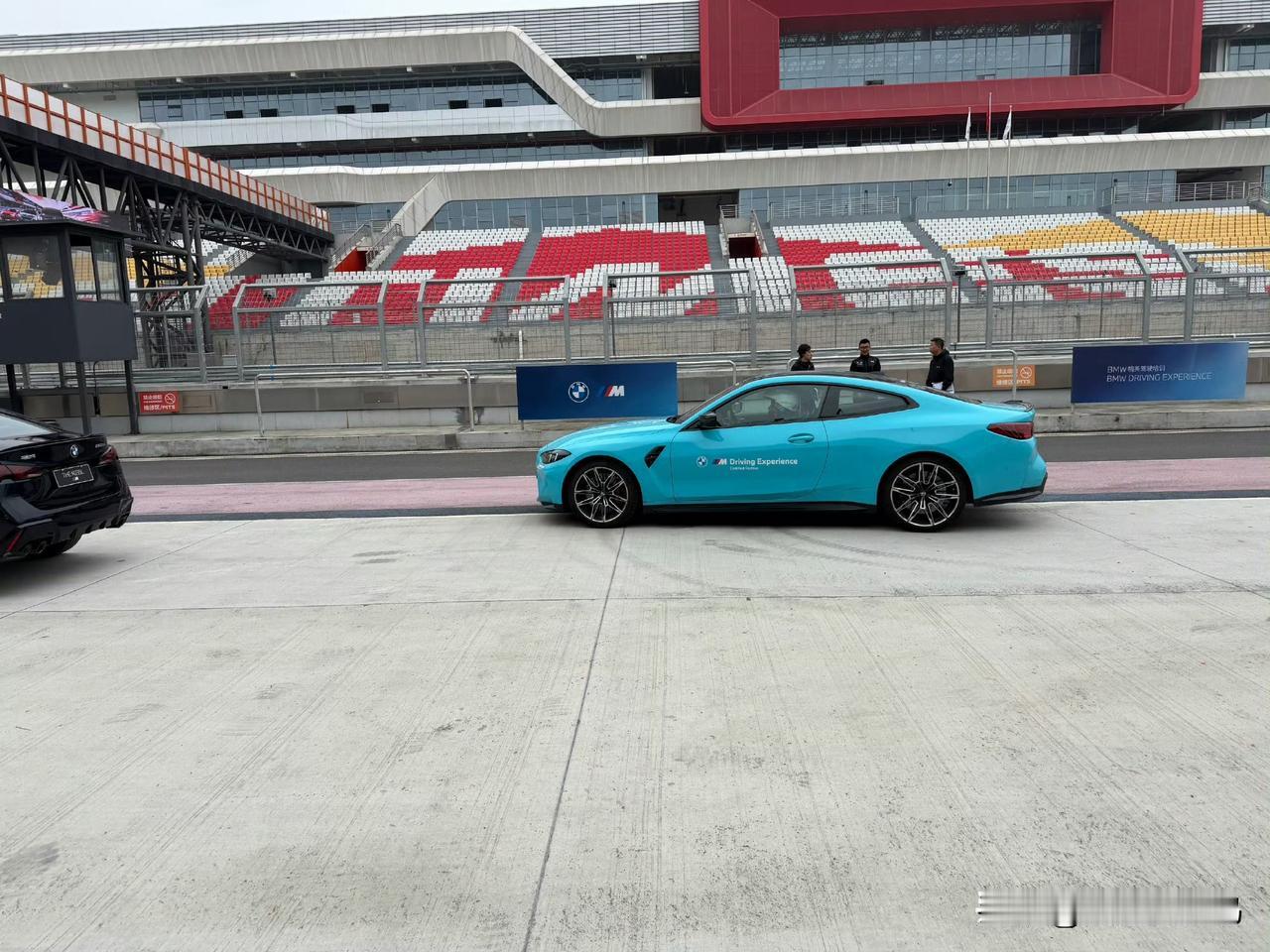 还得是橙色啊！这一代M3，4的内外饰颜色提供更丰富和靓丽了，懂我们年轻人。[看]