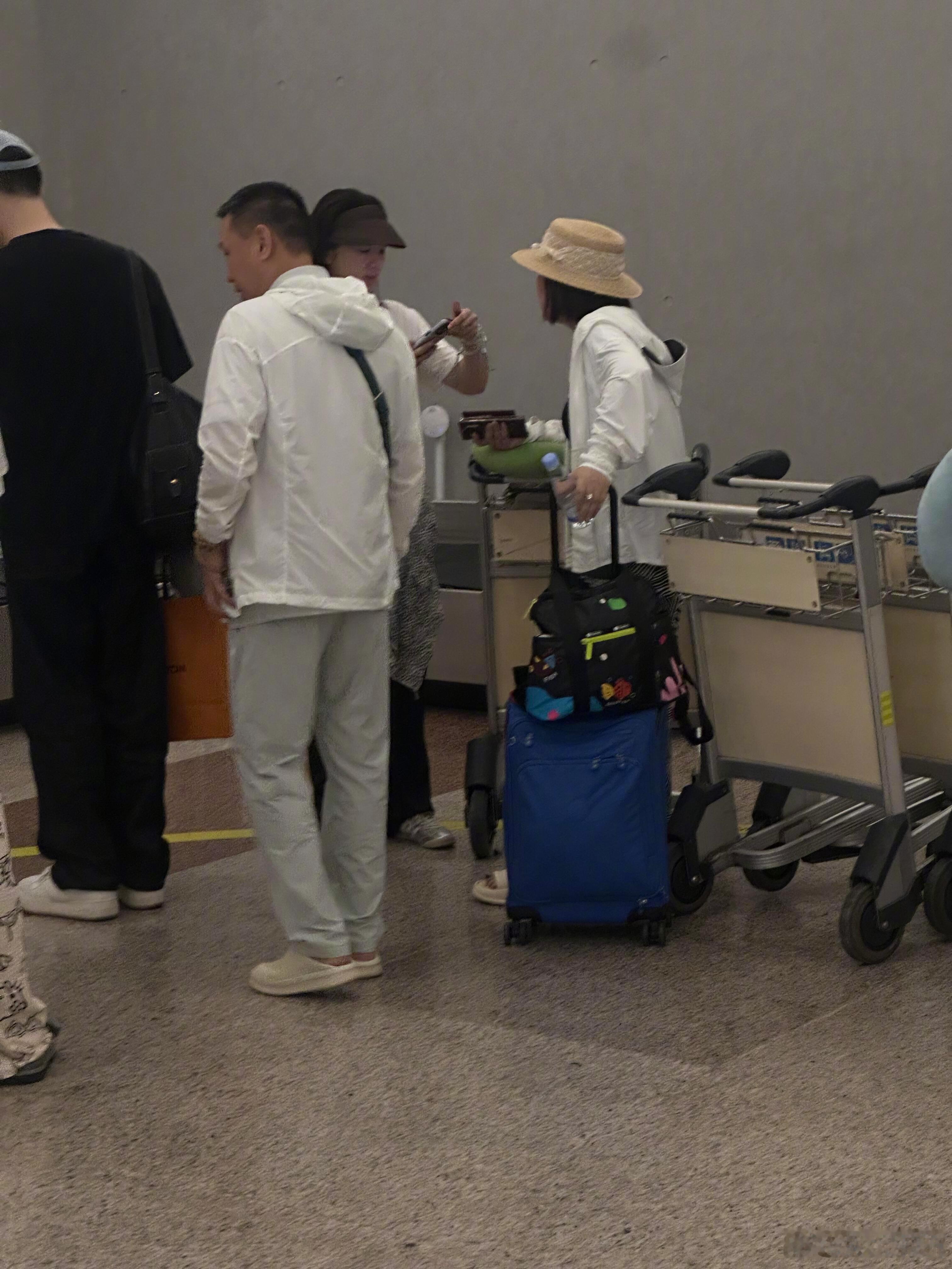 黄奕48岁素颜状态 谁看了不说一句状态绝了，黄奕48岁素颜出镜，高鼻梁下颌线依旧