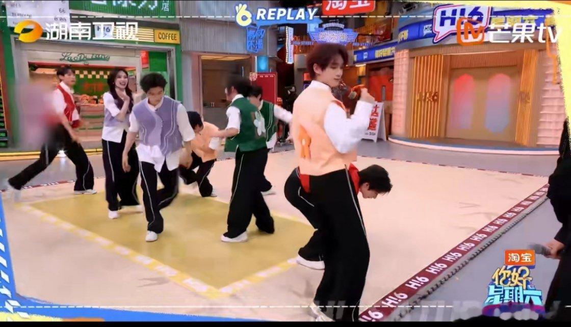 扫地式清洁+比心执着！文韬热舞苦劳感溢出屏幕好憨萌💓文韬跳舞没有功劳也有苦劳你