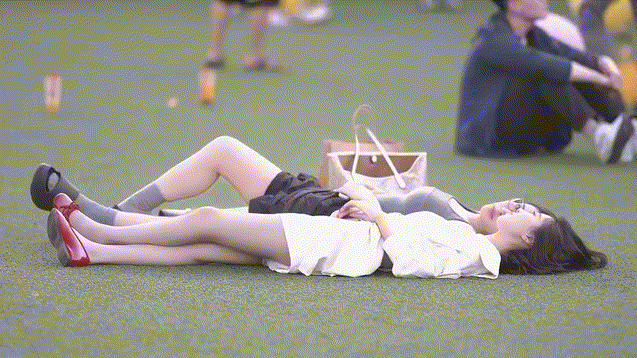 如果她们同时掉水里了，你只有一根棍，你先救谁[得意]