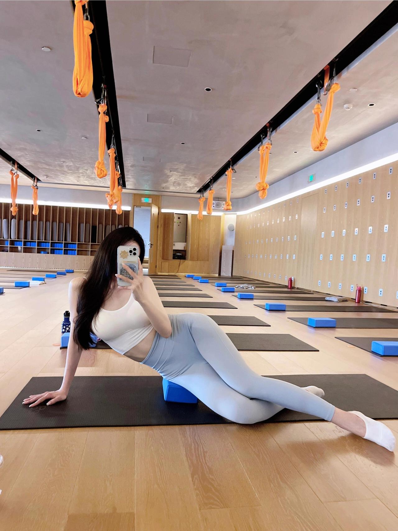 瑜伽课前自拍，元气满满的一天开始啦！🧘‍♀️💪为什么越来越多的女孩子喜欢瑜伽