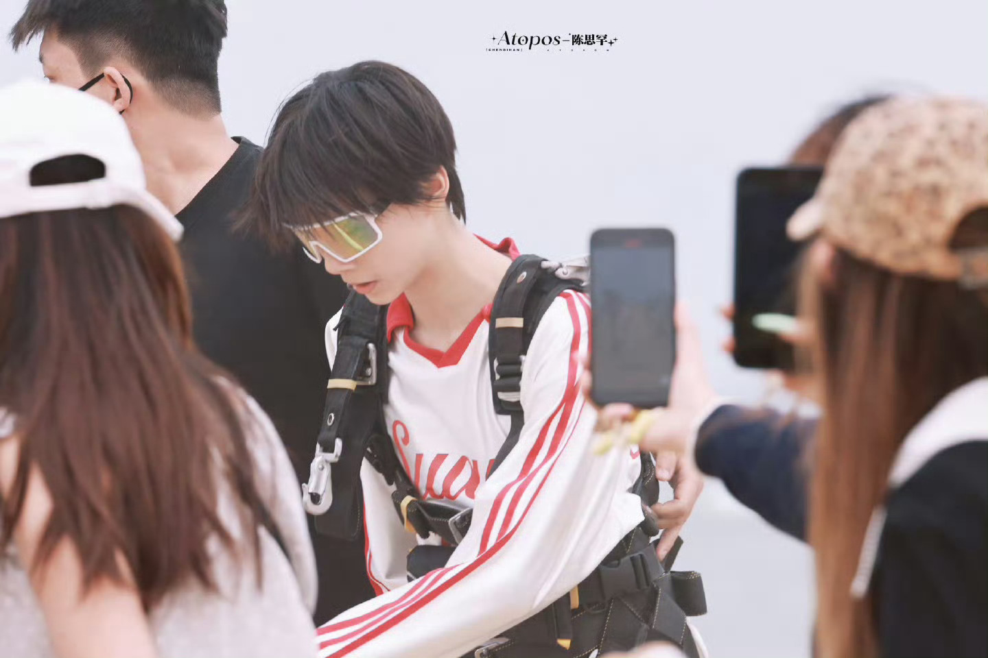 陈思罕跳伞路透陈思罕团综跳伞路透来啦！也太勇敢了吧！高空跳伞从容又帅气，全程状态