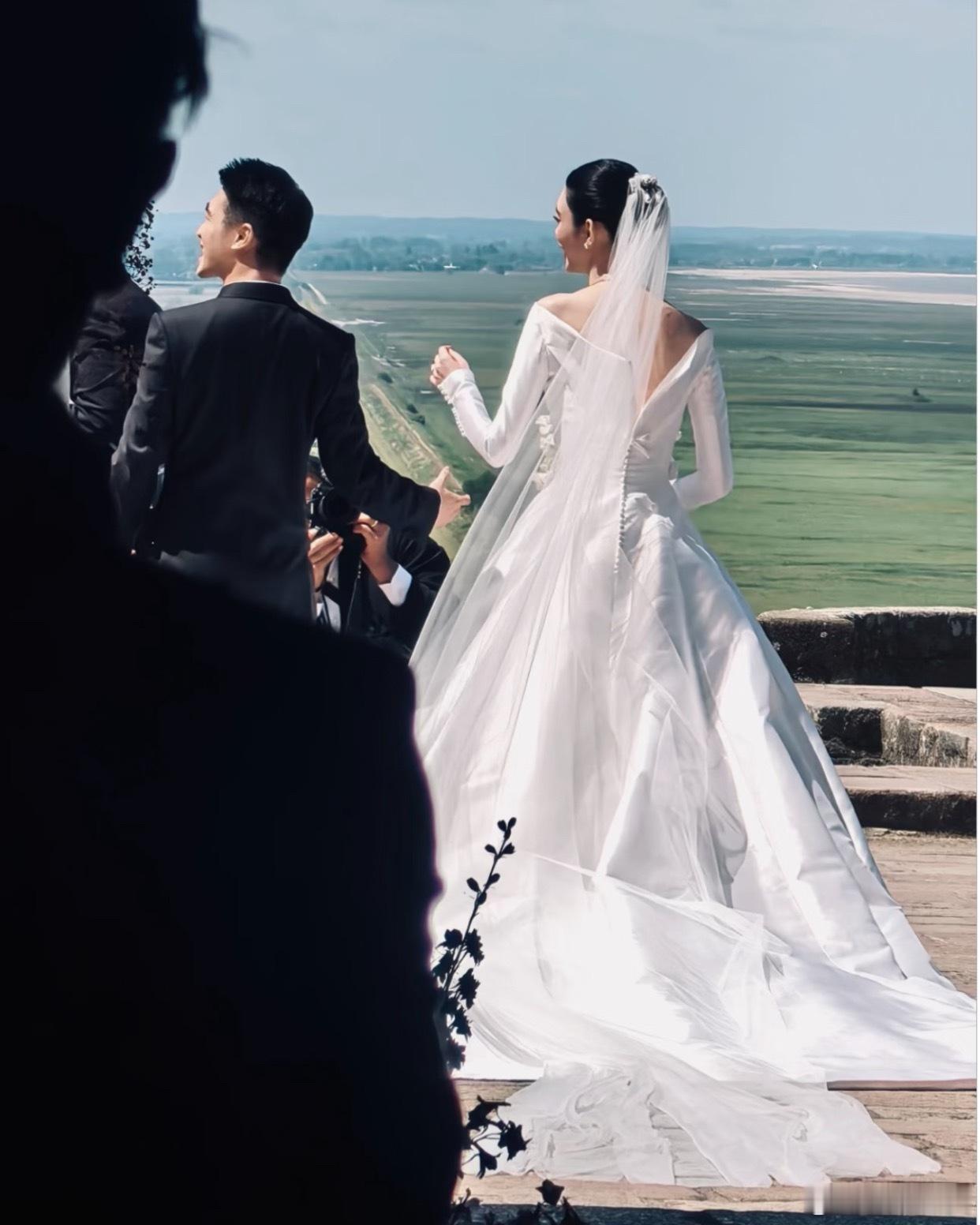 奚梦瑶结束婚礼后自己背个包就走了这是我近期最喜欢的一个热搜哎。好可爱的ming。