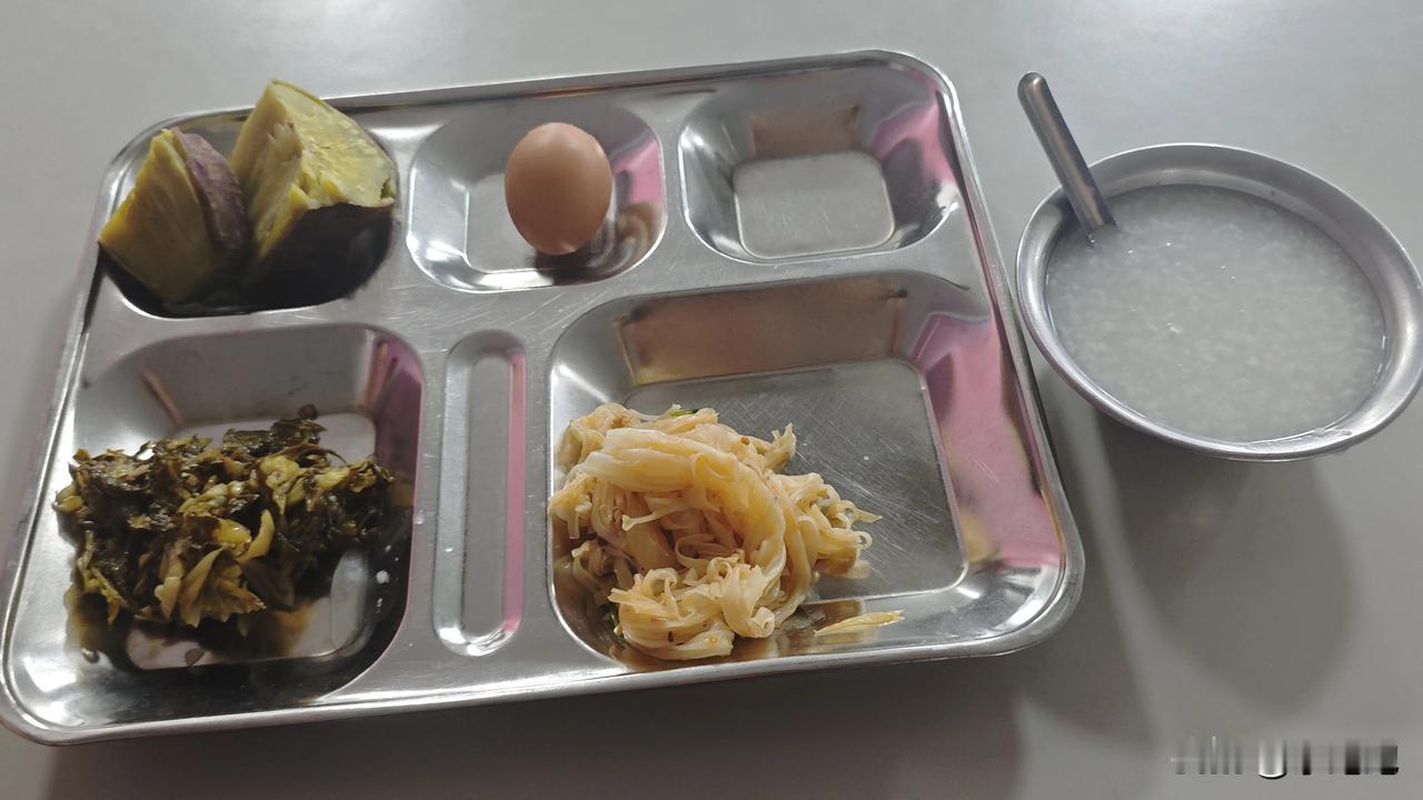 说说咱越南厂子食堂的一些有趣的事情。
早上我们一批中干乘大巴来到公司，依次刷脸打