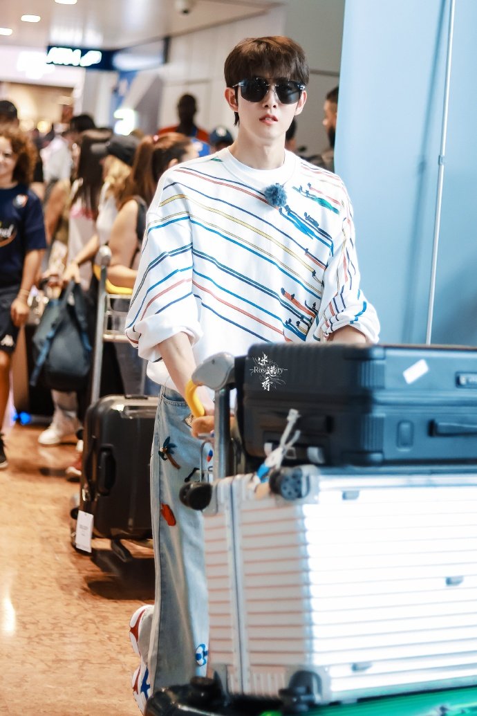 田嘉瑞《#花儿与少年# 》巴黎到达路透推着一车的行李箱 状态好好哇！录制顺利[哇