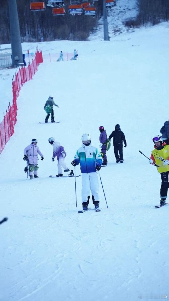 网友偶遇白敬亭滑雪松花湖偶遇白敬亭滑雪网友偶遇白敬亭滑雪 