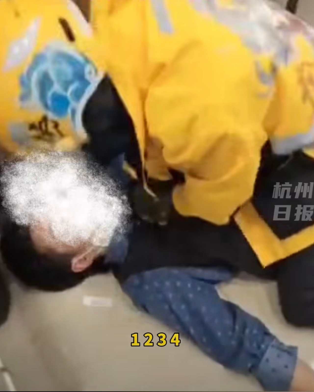 120隔空指导外卖小哥抢救倒地小伙 120隔空指导，外卖小哥跪地救人，这画面太暖