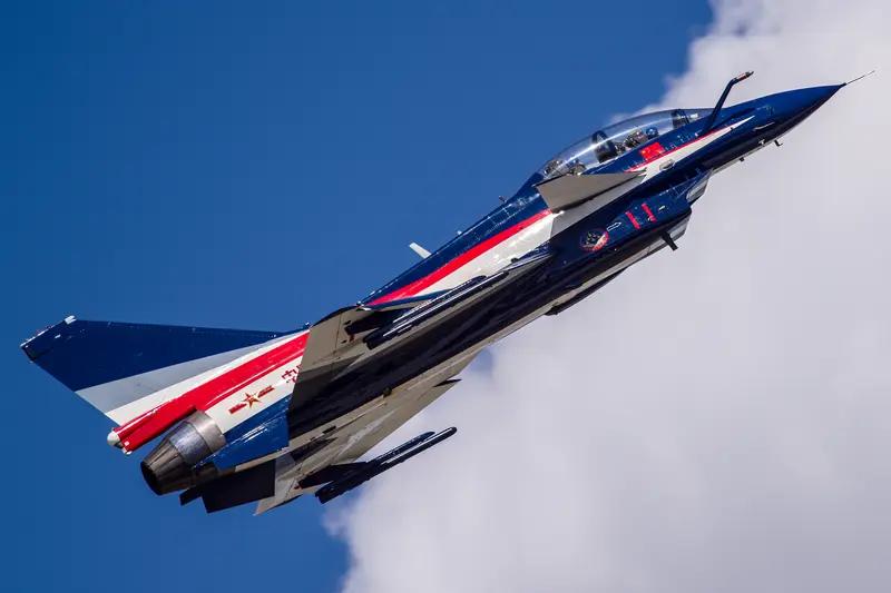 首飞30年的歼-10实弹打靶火力全开：经典战机的战力边界，比你想的远得多
中部战