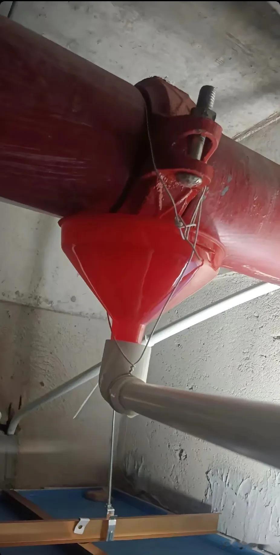 什么？消防管漏水？拆开的话还得放水，泄压，放水估计都要几个钟了！就为了修这几滴水