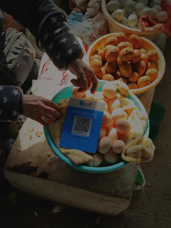 央视曝光的扫码领鸡蛋陷阱可太坑人了！有些不良商家打着扫码领鸡蛋的旗号，让大爷大妈