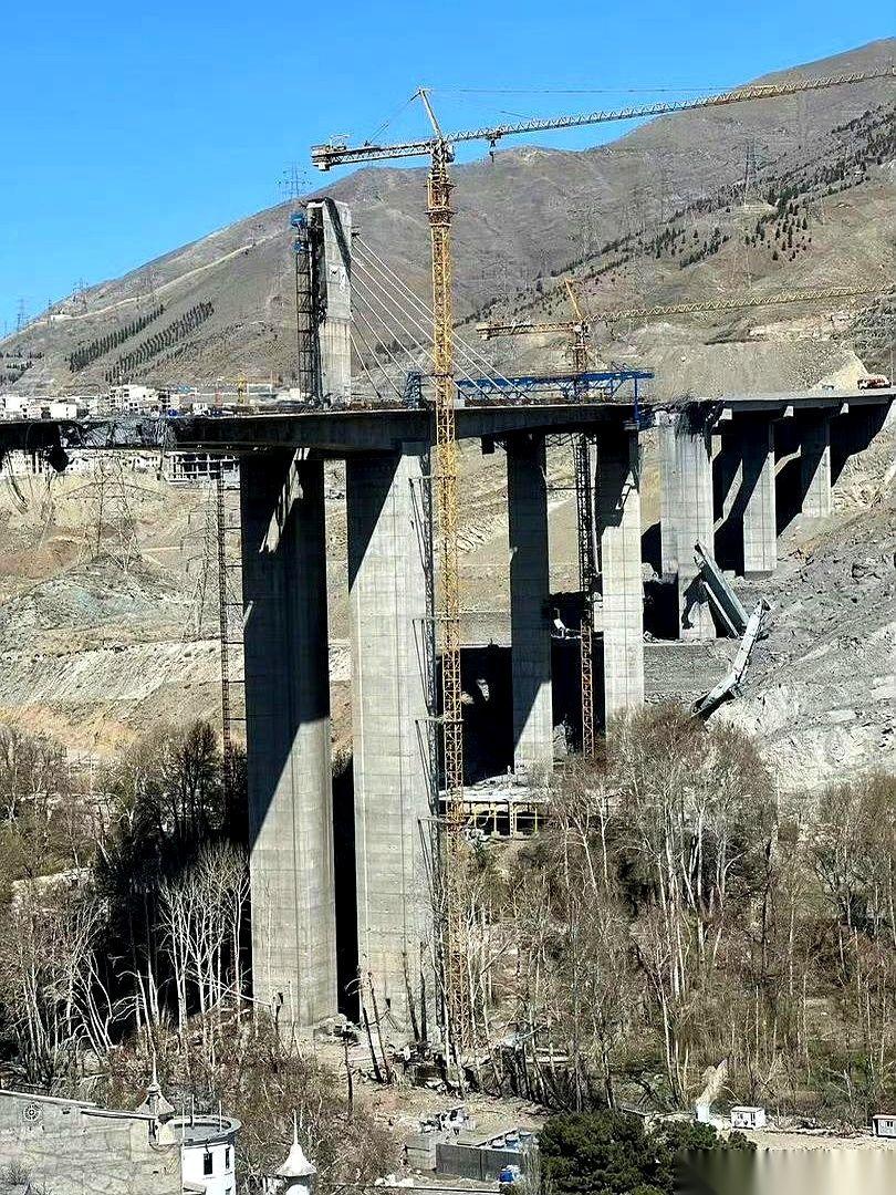 中东最高的那座公路桥，在伊朗。
耗了两年半，七百多个日夜，眼看就要剪彩了。工地上