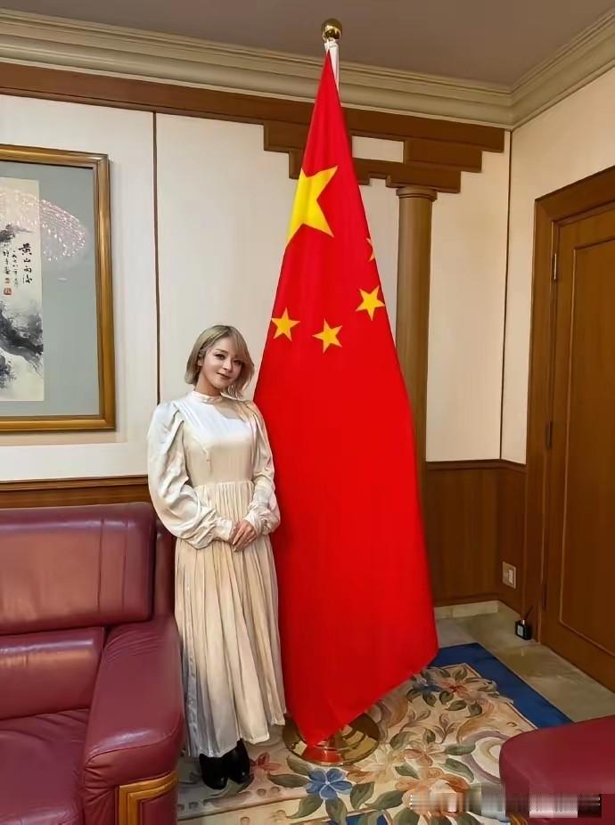 正当因高市早苗不当言论，中日两国关系紧张之时，12月19日日本当红歌星美依礼芽发