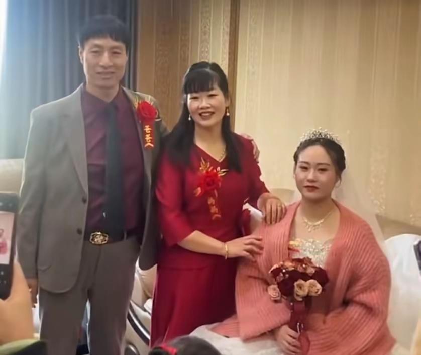 远嫁的代价。
安徽女子远嫁福建漳州。如今，生了小公主，外公外婆不远千里前去祝贺。