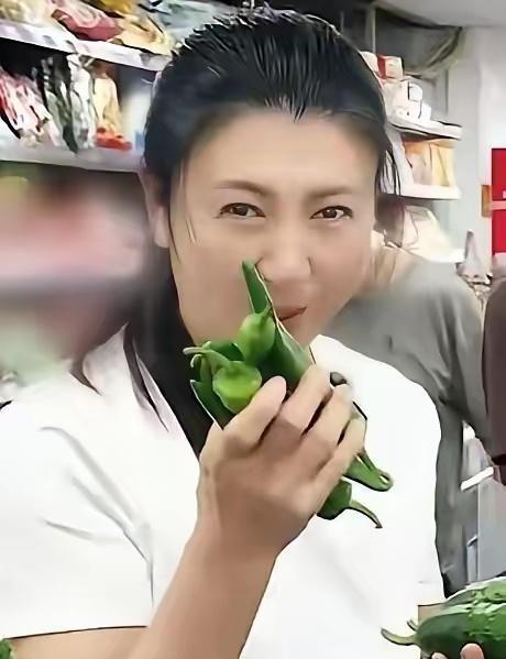 闫学晶一句话，把全国9亿城镇居民“开除”人籍了。
她说儿子年入三四十万算“低收入