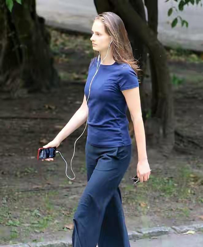 爱泼斯坦丑闻炸出深层矛盾！特权vs公平，价值观彻底撞车
 
爱泼斯坦私密照曝光、