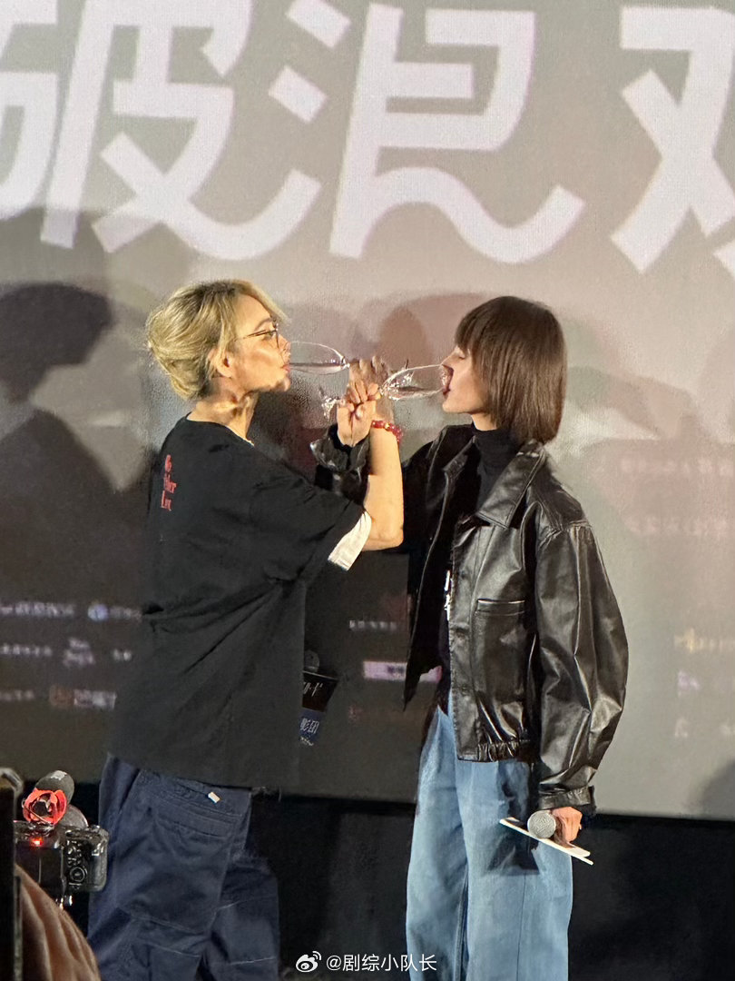 梦幻联动！《蜂蜜的针》路演名场面，袁泉宁静喝上交杯酒🥂两位气质女神同框，岁月沉