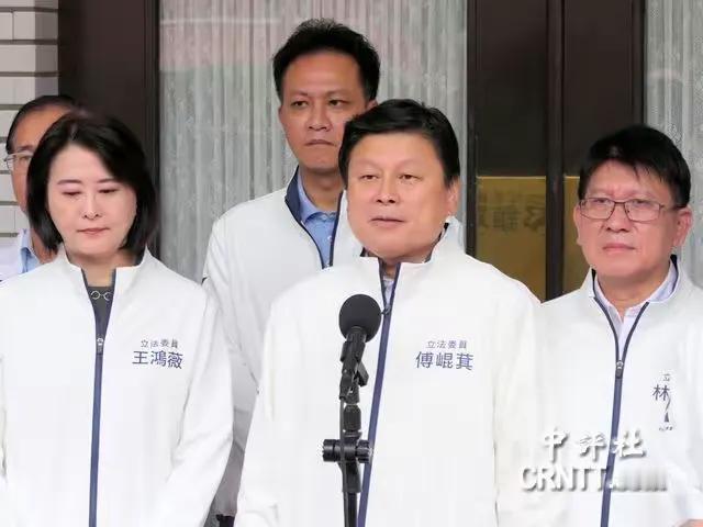 蓝营总召傅崐萁今天率蓝委亮相时都穿上了新的“工作服”，只有衣服领、下摆和每个人的