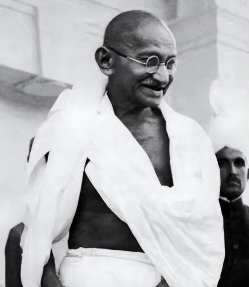 1906年，37岁的甘地开始禁欲，为此，他伤害了不少漂亮女人，包括自己的侄媳妇、