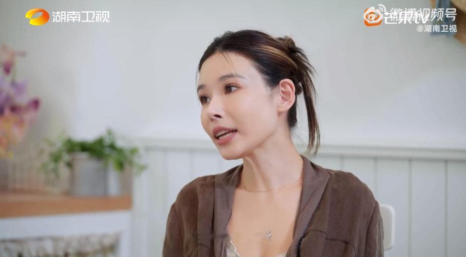 节目之后，葛夕与黄圣依联系超多，成了彼此的陪伴。二人约考潜水证，刷理论题崩溃，还