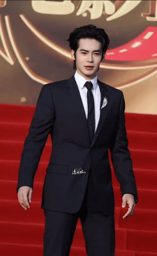 于适 今日 CMG中国电影盛典 红毯，简洁的Dior西装，华美的Chaumet高