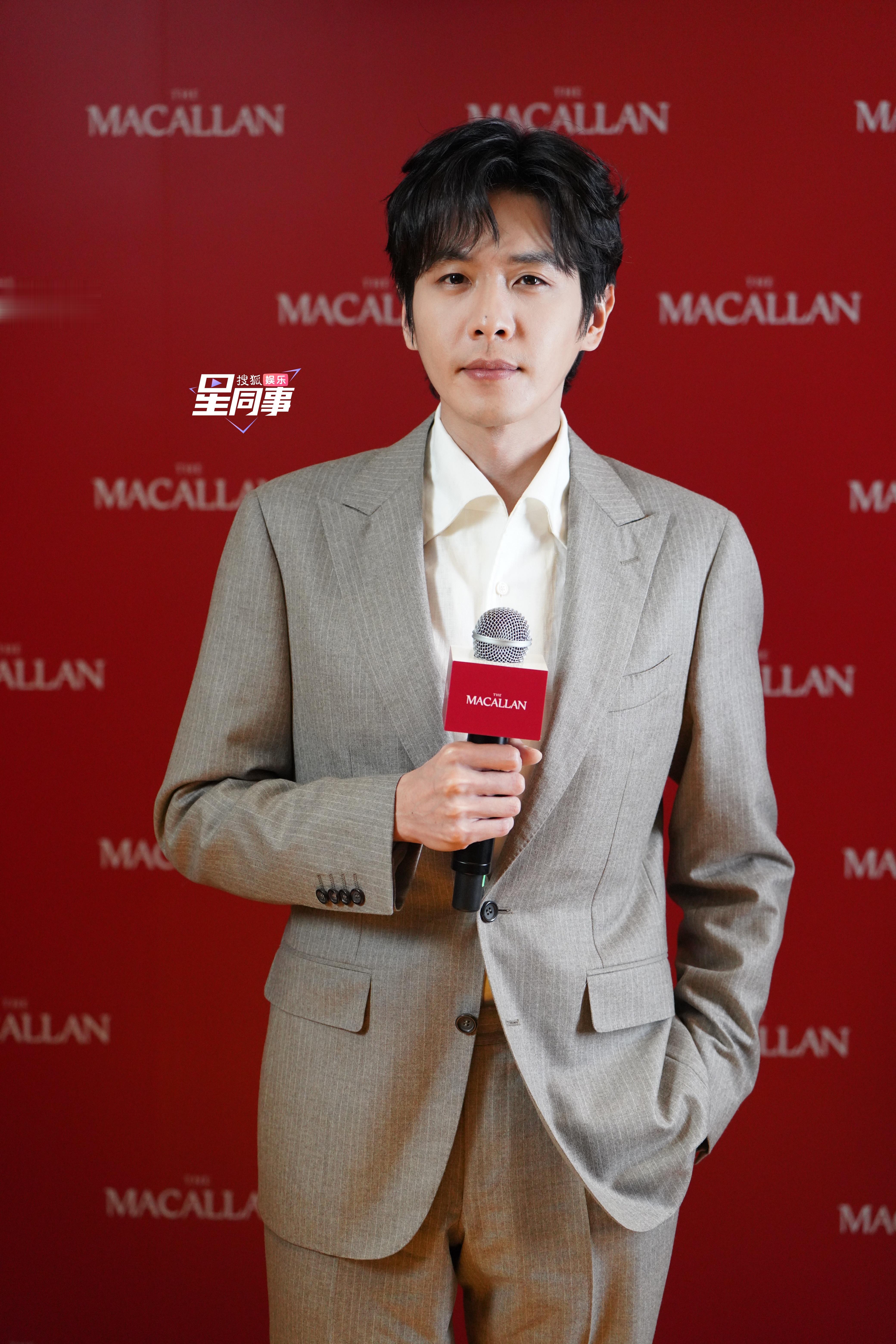 出席品牌活动高清生图奉上快来查收帅气的张老师吧！ 