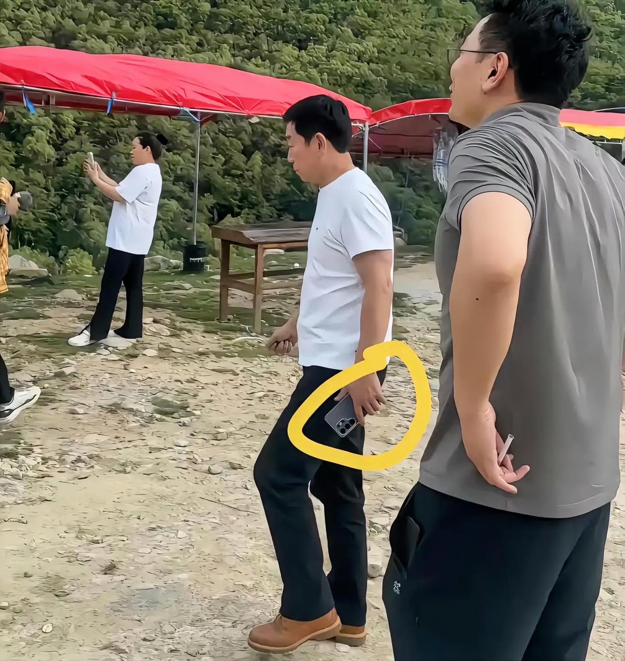 长城魏总用的手机
谁能认出是哪款？