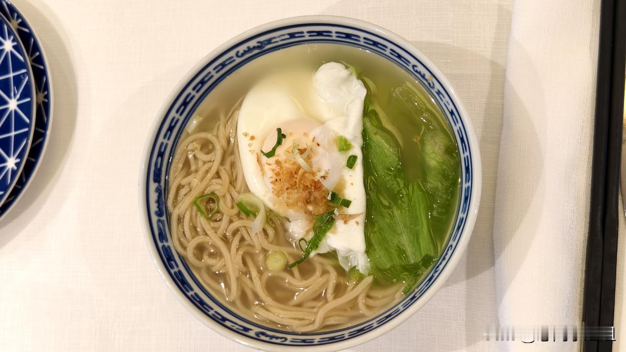 莱茵河之旅（十二）——船上吃大餐时发生了一件意料之外的事。
4月9日晚餐是此次莱