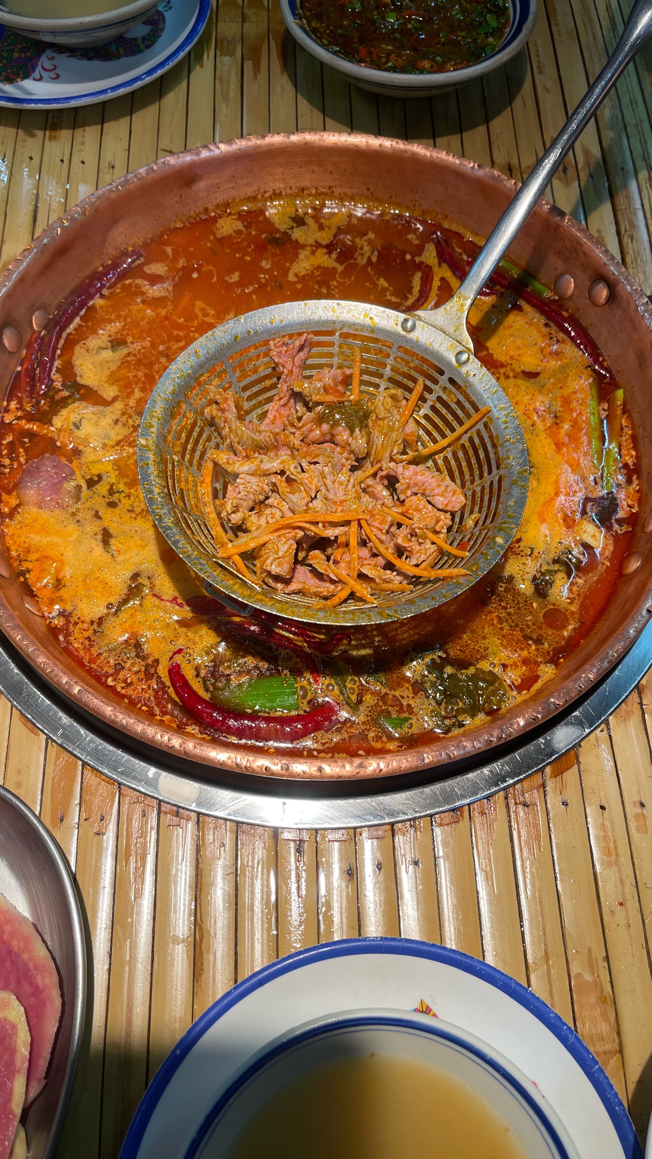 云南火锅 汤底都是辣椒面儿啊～ 北京·洱火云南酸菜牛肉火锅(北京首店)