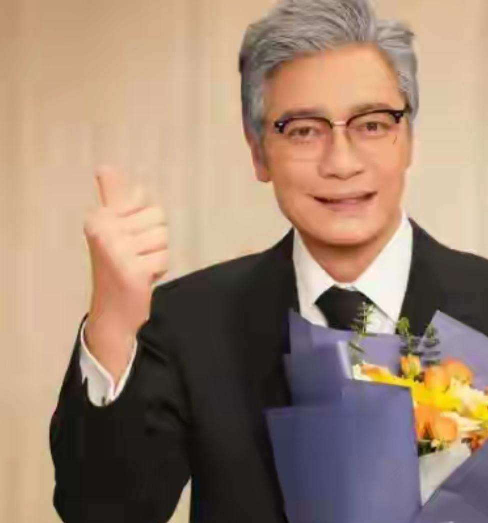 这位大叔正在比个赞，手里拿着花🌸。他一辈子没离开TVB吧？从小就看他的剧，如今