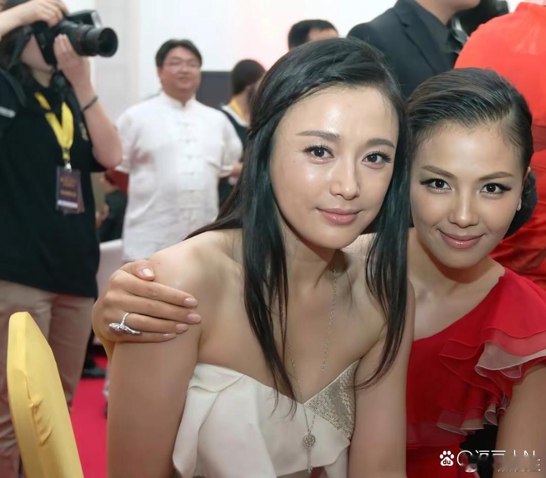 秦岚和刘涛合影 