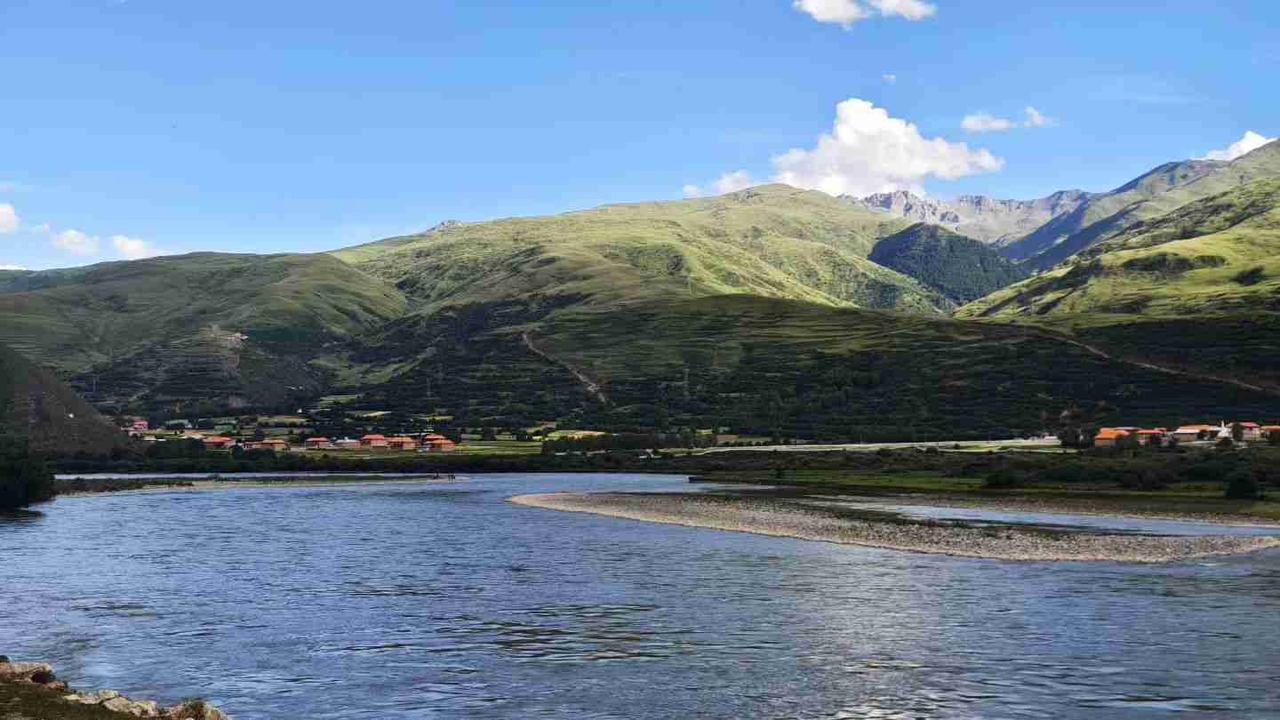 今天的我，正常但不完全正常。
大脑已经离家出走了，人还在原地发呆，山山水水令我沉