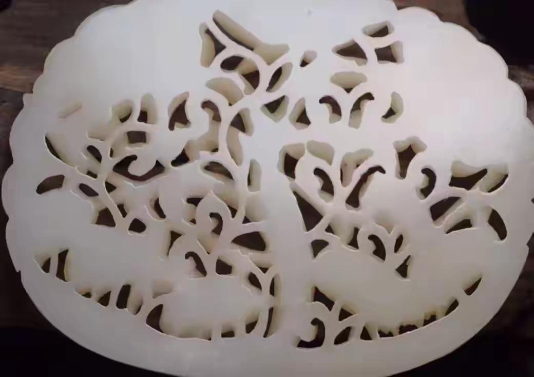 新年快乐，万事如意心想事成！新疆和田玉历来闻名于世，来到当地古玩市场，看到那一颗