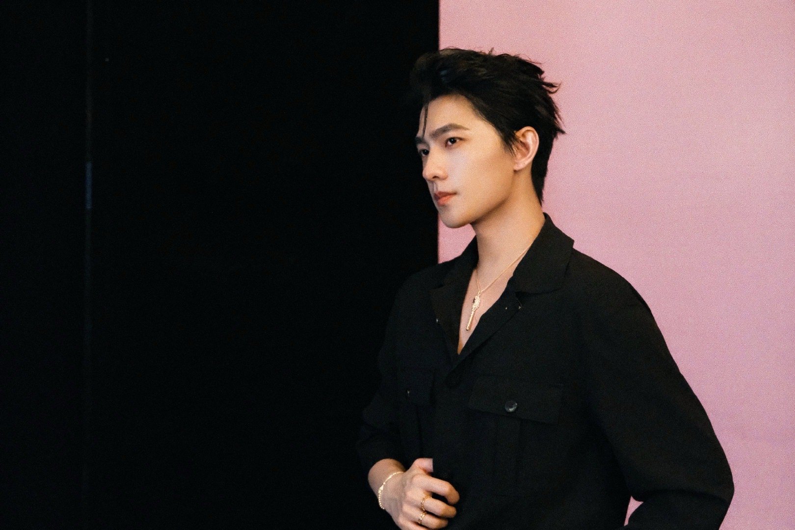 杨洋换风格了 风格转型直接惊艳全场，利落深V尽显优越身段，浓颜骨相的冲击力，每一