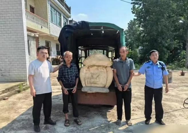 “穷疯了？”湖北通山，69岁老人在8年前准备了一副柏木棺材，存放在猪圈里，7月7