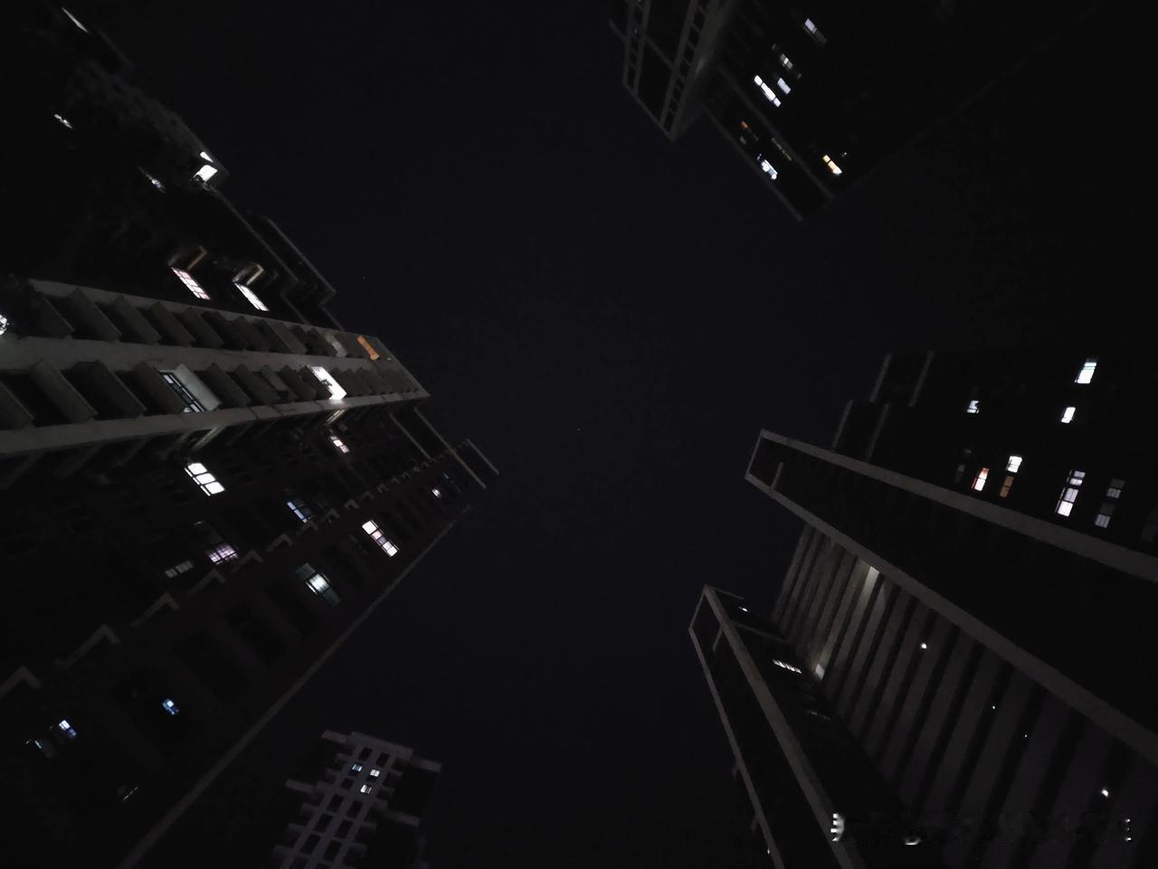 今夜无星，也无月明。
突然想起了家乡的繁星似锦，月明星稀，
再看异地黑漆漆的天空