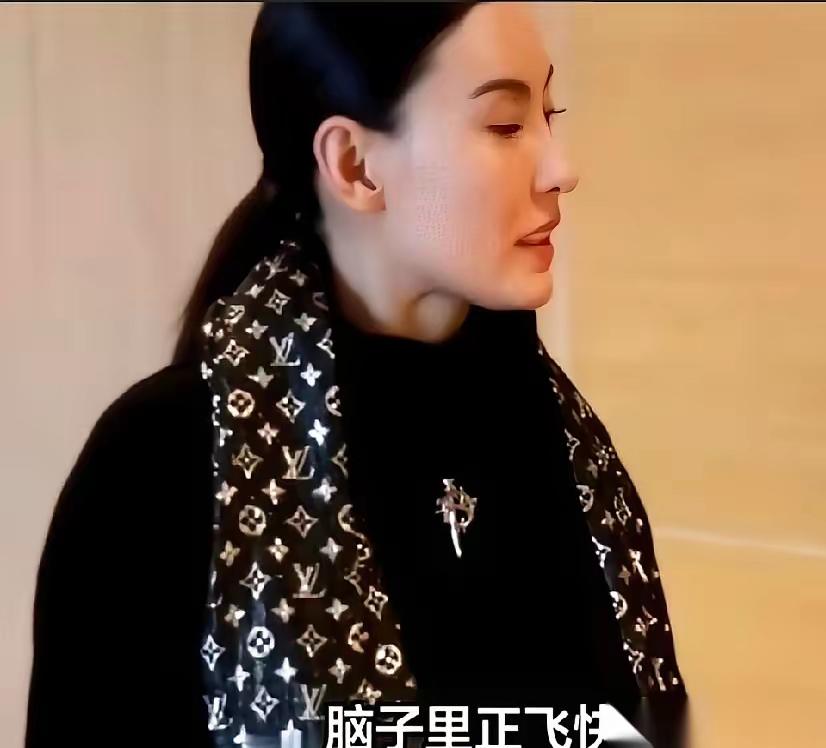 张柏芝这操作，简直是把娱乐圈的八卦剧本撕了个粉碎！别人都在玩“孩子爹是谁”的猜谜