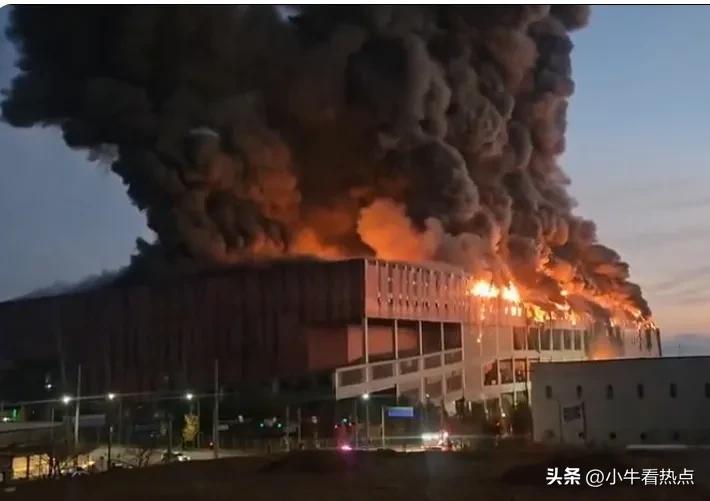 据媒体报道，韩国衣恋集团时尚中心发生火灾，火势凶猛，犹如火山暴发。


火灾起于