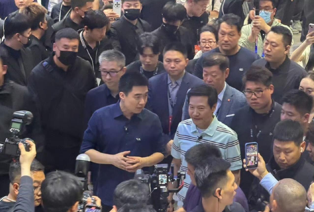 雷总又去友商串门了！上午还在小米展台国内首秀Vision GT，下午雷总就溜达到