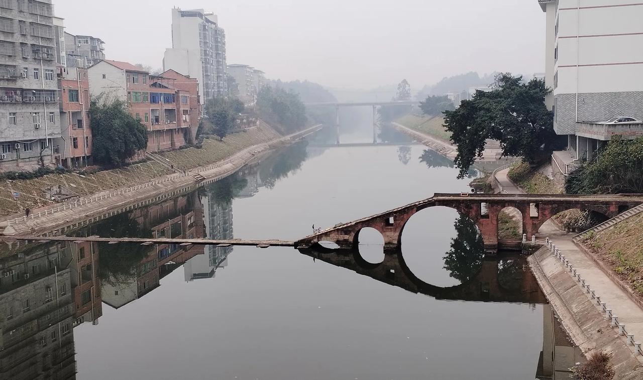 在叙州区北部的合什镇，一座造型独特的万古桥，它建于清代中期，一半有拱的桥体露在水