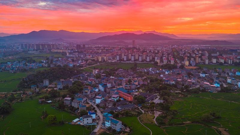 上联：朝霞轻绘九天图；念姐邀对旭日重染十万山