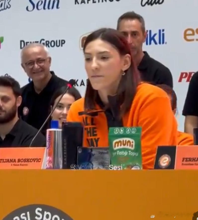 🆕🇹🇷伊萨奇巴希召开记者发布会#女排[超话]# ​​​