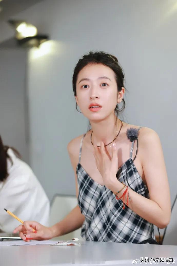 周雨彤参加花少，这3点团队真的要后悔死了。​1、抖机灵。明明带了很多零食但是又怕