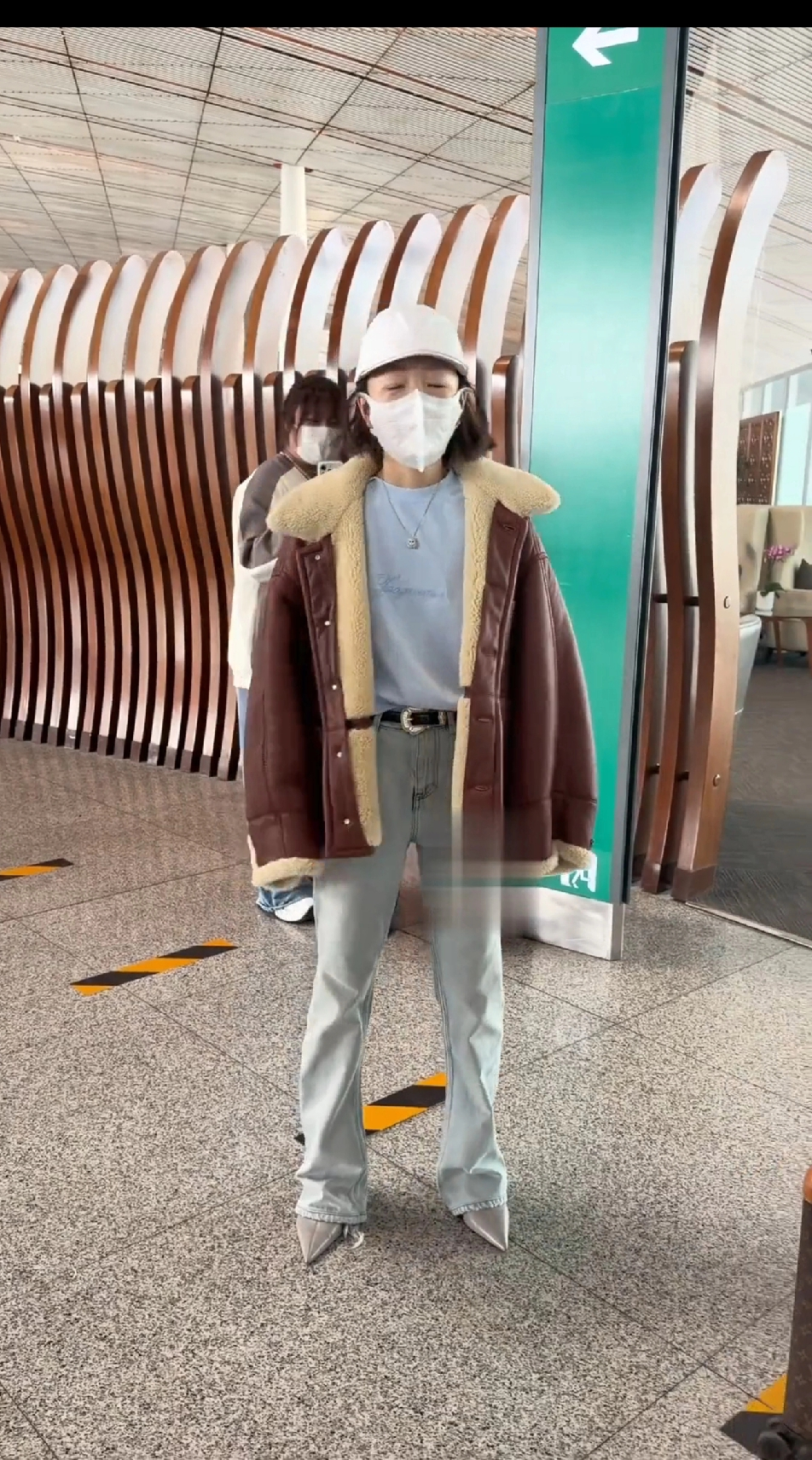 感觉周冬雨与时尚越来越远了，私下穿搭真的没一点星味儿。这牛仔裤配尖头高跟鞋是认真