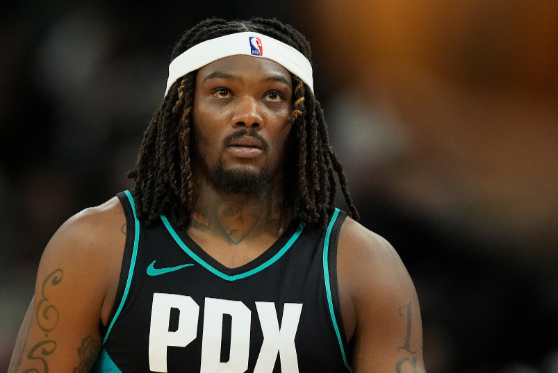 NBA常规赛，开拓者117-101击败老鹰。本场比赛，开拓者中锋罗威攻防两端稳定