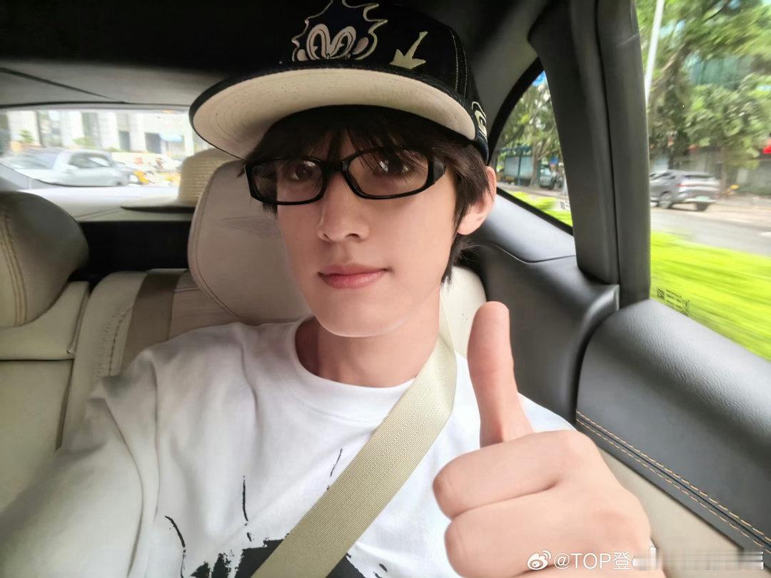 张泽禹去吃饭还带着自己的打卡牌💫少年的奇趣小日常，吃饭随身揣着打卡牌，认真给饭