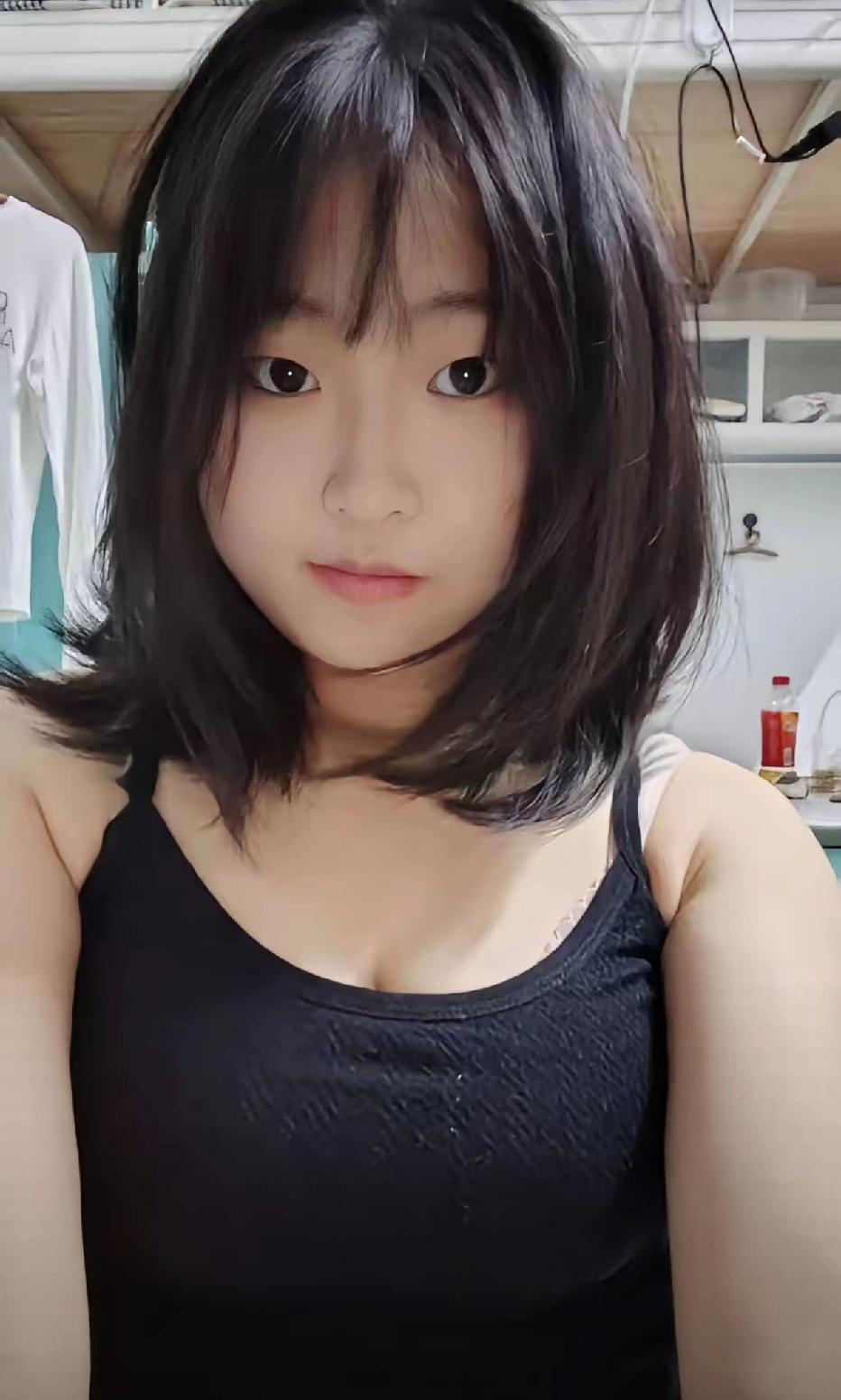 黑吊带搭慵懒短发，今天是宿舍里的松弛感甜妹✨