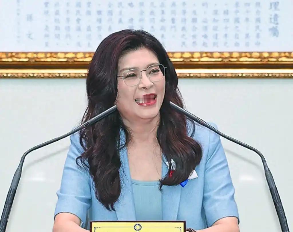 郑丽文这次可谓唤醒了台湾民众！今年4月份，中国国民党主席郑丽文顶着民进党当局的威