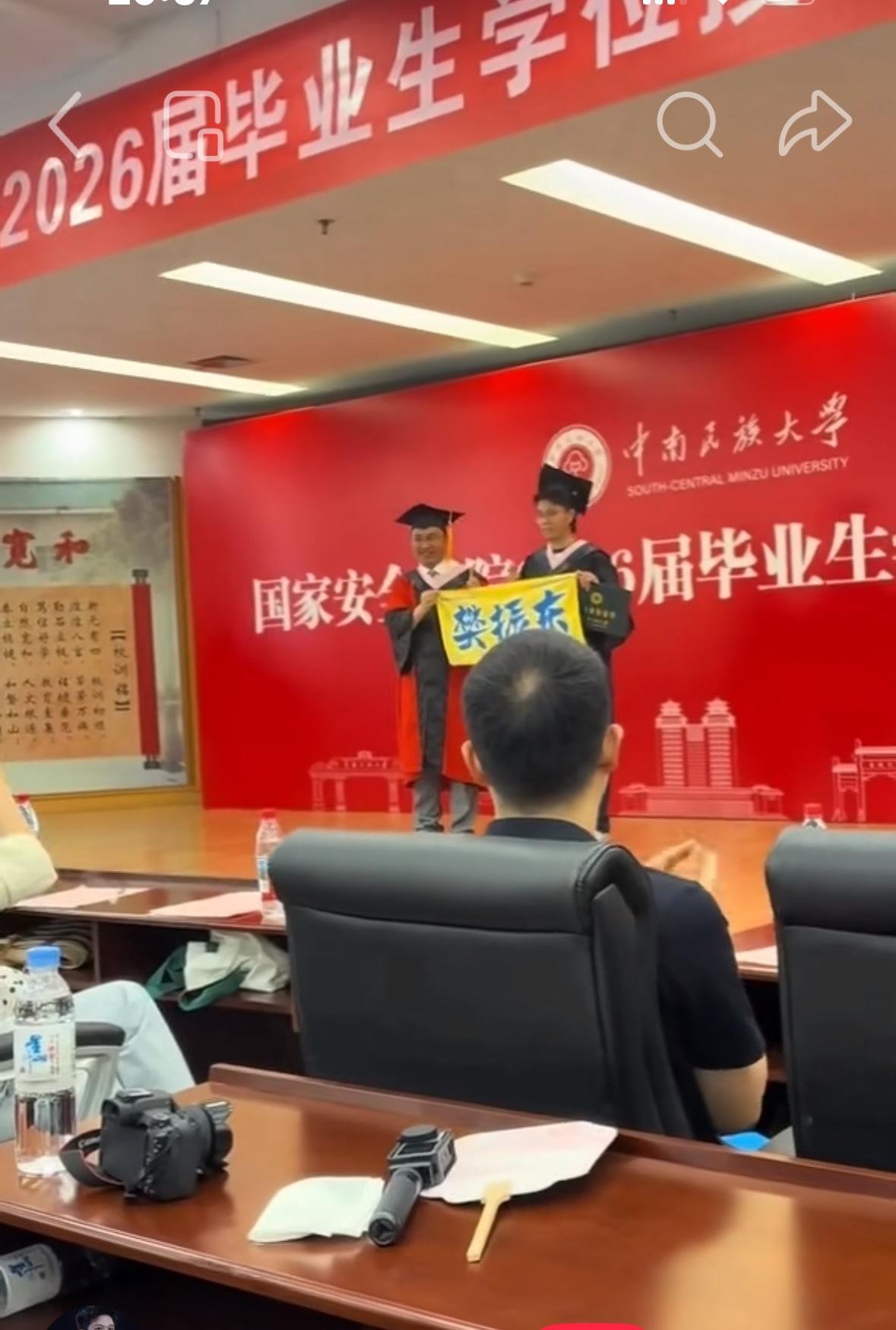 “樊振东”来参加大学生的毕业典礼啦，樊振东成为很多知识青年的榜样，令人欣慰！
樊