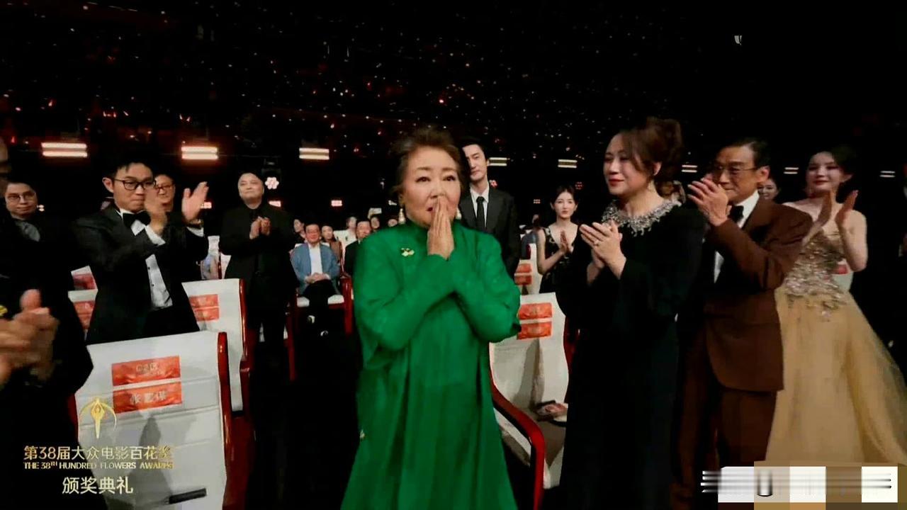 萨日娜斩获百花奖最佳女配角，靠《抓娃娃》交出亮眼表演。为诠释好角色，拍戏过程中她