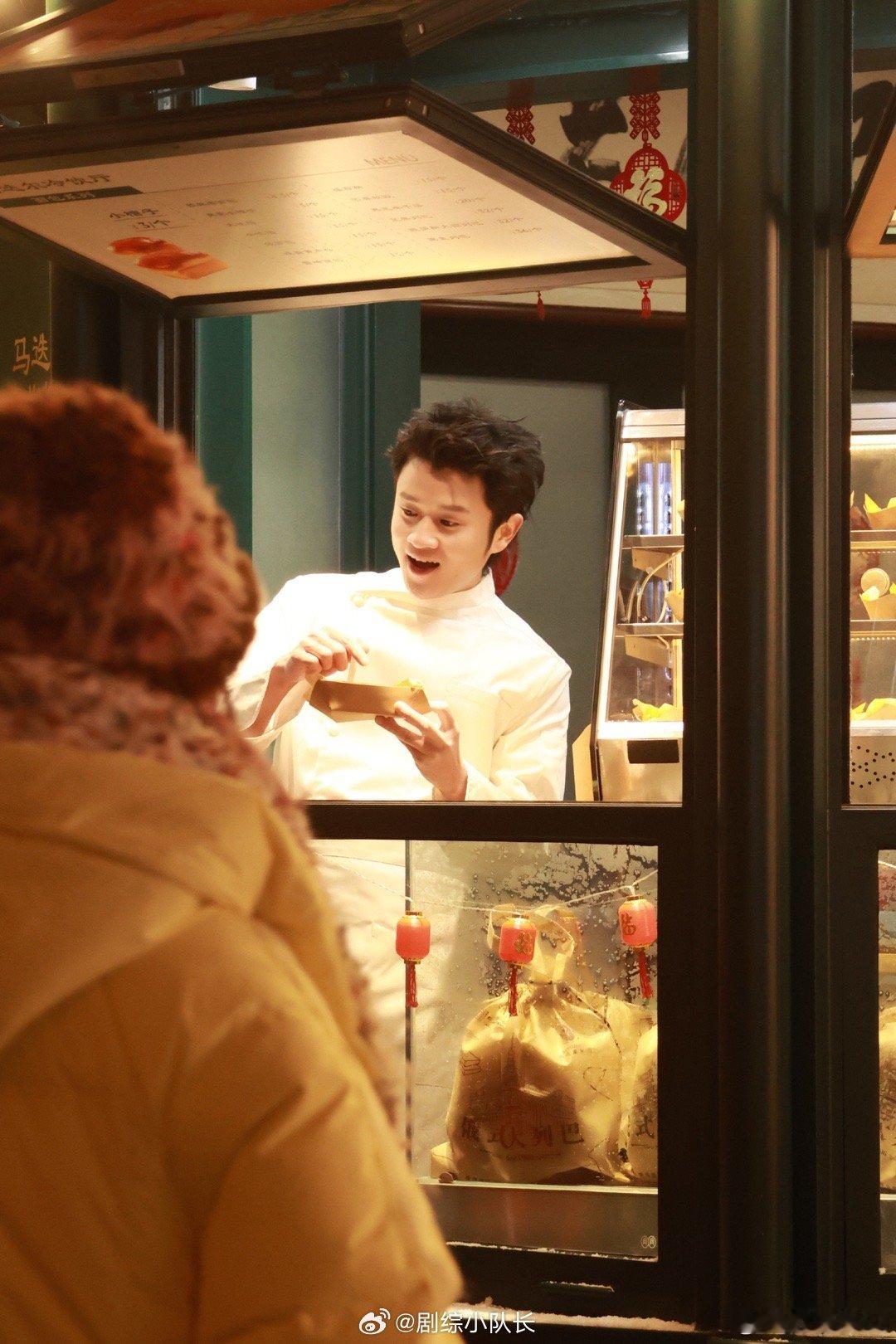 王勉在春晚卖烤红薯 王勉春晚卖烤红薯这段太好笑了！和王男那么浪漫的场景，硬是被一